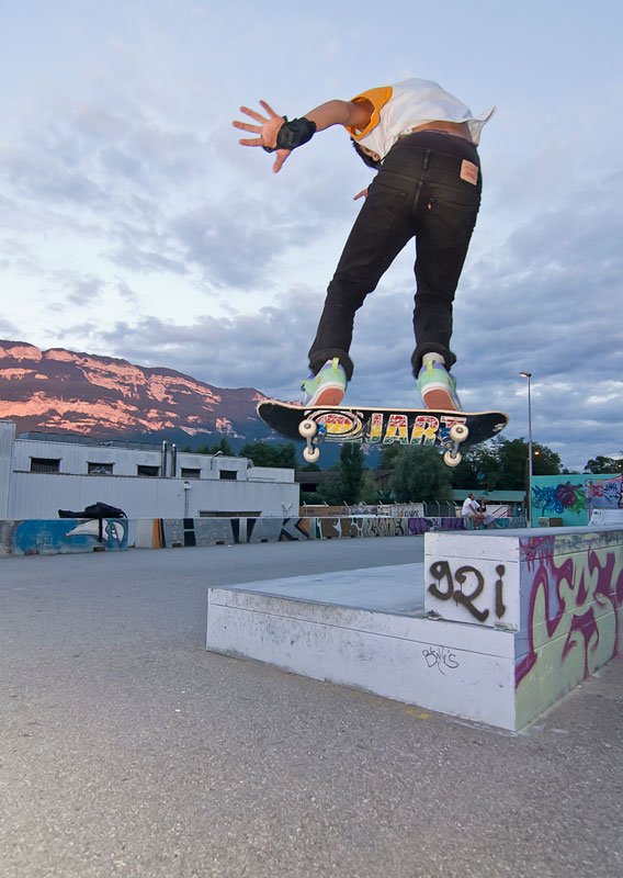 jumpfoto32frenchskateboarder2.jpg