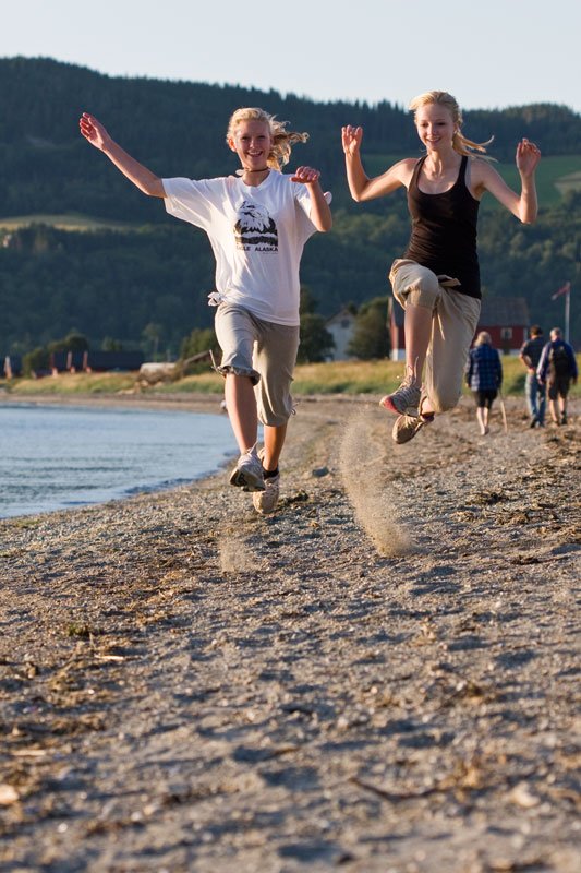 jumpfoto6tweenoorsedames.jpg